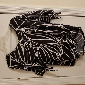 Ashley Stewart B/W short sleeve shirt w/ opening on each sleeve. Ties at elbow.